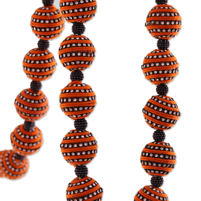 Wollfilz-Girlande, 'Ernte-Blendung' - Orangefarbene und schwarze Perlen Strass akzentuierte Girlande aus Indien