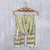 Bufanda de seda con estampado en bloques, 'Flores de otoño' - Bufanda envolvente de seda floral con estampado en bloques de la India