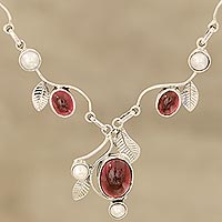 Halskette mit Anhänger aus Granat und Zuchtperlen, „Enthralling Beauty“ – Halskette aus Granat und Zuchtperlen mit Blattmotiv aus Indien