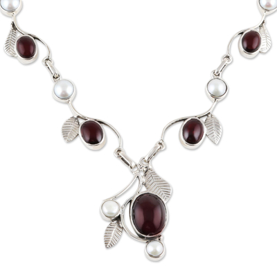 Collar con colgante de granate y perlas cultivadas - Collar de perlas cultivadas y granate con motivo de hojas de la India
