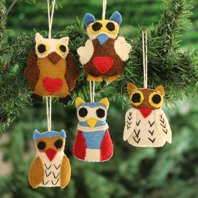 Ornamente aus Wollfilz, 'Happy Owls' (Satz von 5 Stück) - Bunte Wollfilzeulen-Ornamente aus Indien (5er-Satz)
