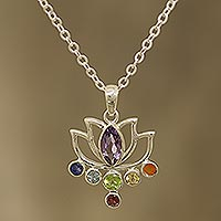 Collar con colgante de piedras preciosas múltiples, 'Lotus Chakra' - Collar con colgante de chakra de piedras preciosas múltiples florales de la India