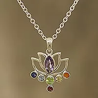 Halskette mit Anhänger aus mehreren Edelsteinen, „Lotus Chakra“ – Halskette mit floralem Chakra-Anhänger aus mehreren Edelsteinen aus Indien