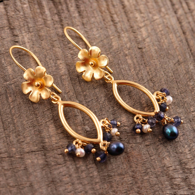 Pendientes colgantes de perlas cultivadas y iolita bañados en oro, 'Floral Glam' - Pendientes colgantes de perlas cultivadas florales y iolita