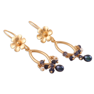 Pendientes colgantes de perlas cultivadas y iolita bañados en oro, 'Floral Glam' - Pendientes colgantes de perlas cultivadas florales y iolita