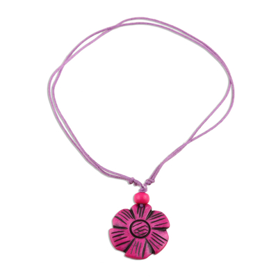 Handgeschnitzte Halskette mit Anhänger - Halskette mit fuchsiafarbenem Blumenanhänger aus Indien