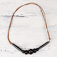 Handgeschnitzte Halskette mit Anhänger, „Stilvolle Muster“ – Halskette mit Perlenanhänger, hergestellt in Indien