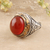 anillo arribadado de ónix - Anillo arribadado de ónix rojo anaranjado elaborado en la India