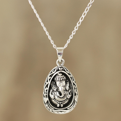 Halskette mit Anhänger aus Sterlingsilber - Eiförmige Ganesha-Halskette aus Sterlingsilber aus Indien