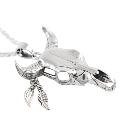 Anhänger-Halskette aus Sterlingsilber für Männer, 'Mighty Bull'. - Sterling Silber Stier Totenkopf-Halskette aus Indien
