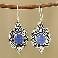Pendientes colgantes de calcedonia, 'Azul barroco' - Pendientes colgantes de calcedonia azul elaborados en la India