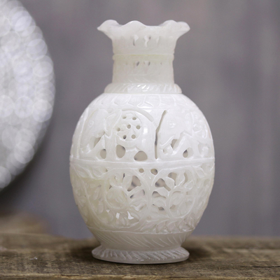Dekorative Vase aus Alabaster - Runde Alabaster-Vase mit Jali-Muster aus Indien