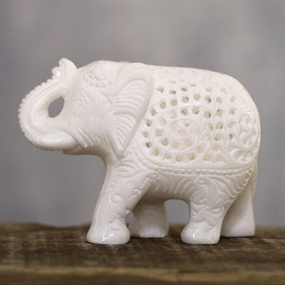 Alabaster-Skulptur, „Inneres eines Elefanten“. - Jali Elefanten-Alabaster-Skulptur aus Indien