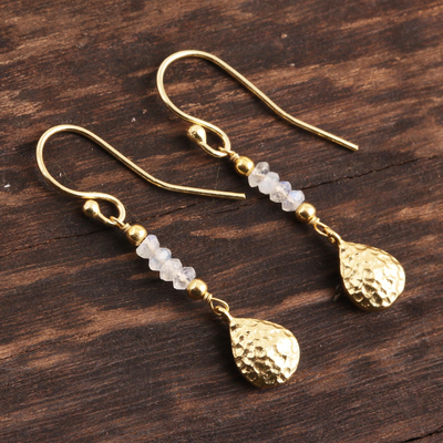 Ohrringe mit vergoldeten Regenbogen-Mondstein-Perlen, 'Teardrop Beads - Vergoldete Ohrringe aus Regenbogen-Mondstein mit Perlen