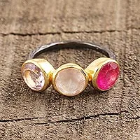 Anillo de cóctel con múltiples piedras preciosas con acento dorado, 'Pretty Trio' - Anillo de cóctel con amatista y cuarzo rosa con acento dorado de la India