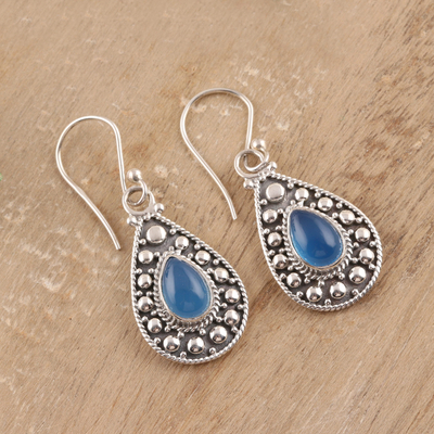 Ohrhänger aus Chalcedon - Tropfenförmige blaue Chalcedon-Ohrhänger aus Indien