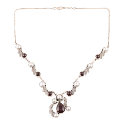 Halskette mit Anhänger aus Granat und Zuchtperle - Halskette aus Granat und Zuchtperlen mit Blattmuster