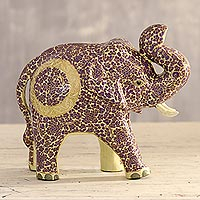 Escultura de papel maché, 'Basking in the Sun' - Escultura de elefante de papel maché floral púrpura de la India
