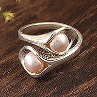 Anillo envolvente de perlas cultivadas, 'Lily Twins' - Anillo envolvente de perlas cultivadas con flor de lirio de la India