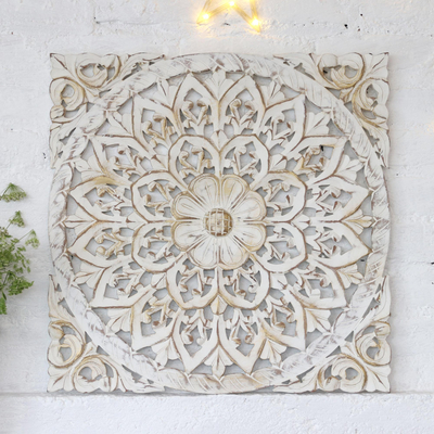 Reliefplatte aus Mangoholz, 'Florale Gelassenheit'. - Weißgekalktes florales Mangoholz-Reliefpaneel aus Indien