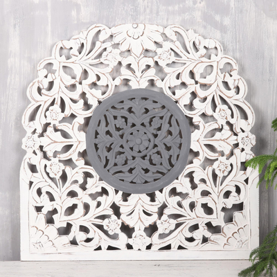 Reliefplatte aus Holz - Florales Holzreliefpaneel in Weiß und Grau aus Indien