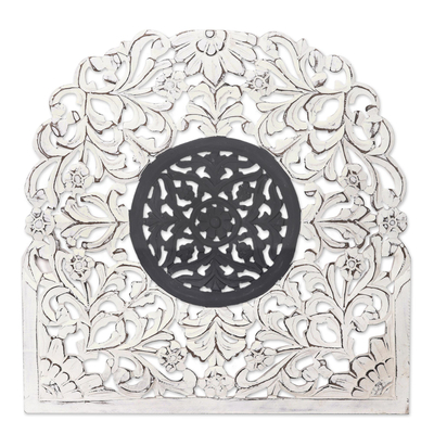 Reliefplatte aus Holz - Florales Holzreliefpaneel in Weiß und Grau aus Indien