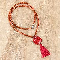 Holzperlen-Halskette, „Glorious Medallion“ – Holzperlen-Medaillon-Halskette in Rot aus Indien