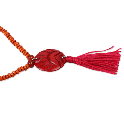 Halskette aus Holzperlen - Holzperlen-Medaillon-Halskette in Rot aus Indien