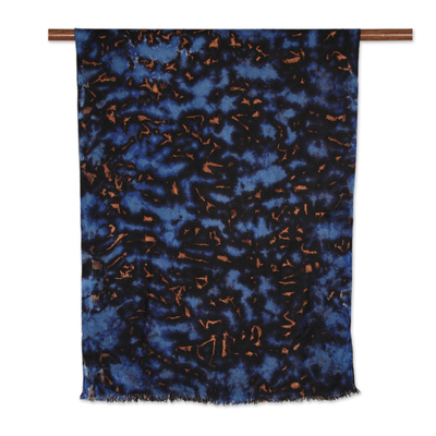 Viskose-Tuch, „Glückselige Fusion in Blau“. - In Indien gefertigter Schal aus blauer und karamellfarbener Viskose
