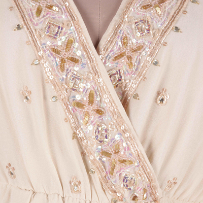 Perlenbesetztes Kleid, „Georgette Glamour“ – Wickelkleid aus elfenbeinfarbenem Polyester mit Perlenbesatz