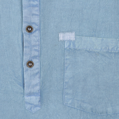 Camisa de hombre en mezcla de algodón - Camisa de mezcla de algodón estilo henley para hombre en azul cielo de la India