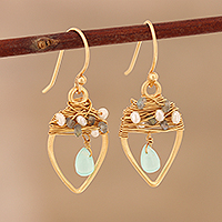 Vergoldete Ohrhänger mit mehreren Edelsteinen, „Beautiful Nests“ – Vergoldete Ohrhänger mit mehreren Edelsteinen und Perlen