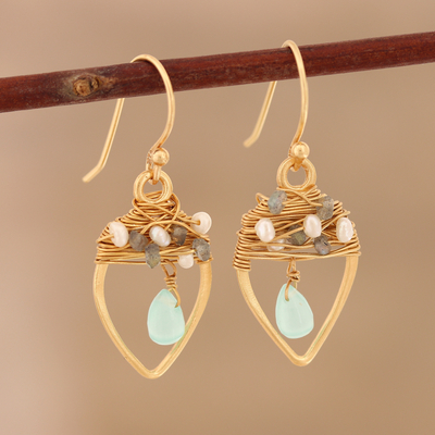Vergoldete Ohrhänger mit mehreren Edelsteinen - Vergoldete Ohrhänger mit Perlen und mehreren Edelsteinen