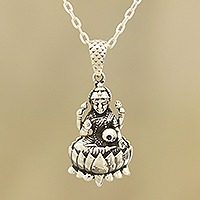 Collar colgante de plata esterlina, 'Glorious Lakshmi' - Collar colgante hindú de plata esterlina de la India