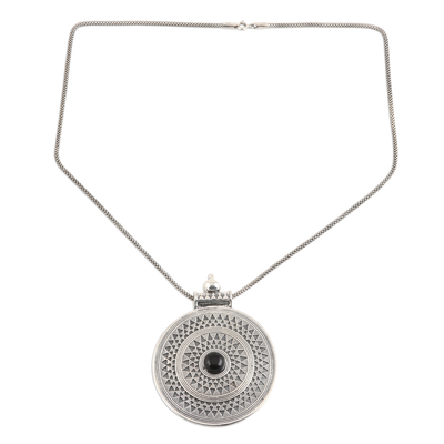 Onyx-Anhänger-Halskette, 'Punktiertes Mandala'. - Mandala-Muster Onyx-Anhänger-Halskette aus Indien