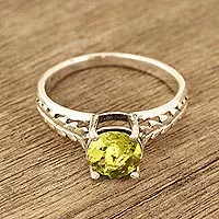 Anillo solitario de peridoto, 'Sparkling Crown' - Anillo solitario de peridoto facetado de la India