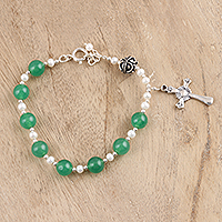 Quartz and cultured pearl beaded bracelet, 'Blissful Purity' - Green Quartz and Cultured Pearl Cross Bracelet from India
