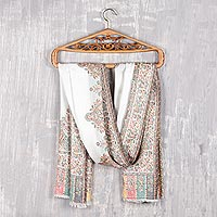Modal-Jacquard-Schal, „Mughal Fresco“ – Modal gewebter Schal in Weiß mit mehrfarbigen Motiven