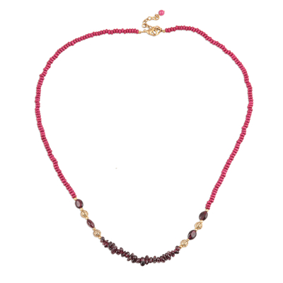 Lange Halskette mit Granat- und Quarzperlen, 'Boho Glamour'. - Lange Granat- und Quarzperlenhalskette aus Indien