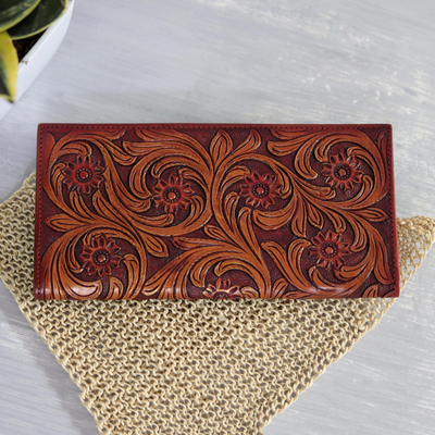 Brieftasche aus Leder, 'Tanzende Reben'. - Brieftasche aus Leder mit Blumenmuster in Rot aus Indien