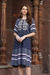 Kleid aus bestickter Viskose - Dunkelblaues Midikleid mit gemischtem Druck aus Indien