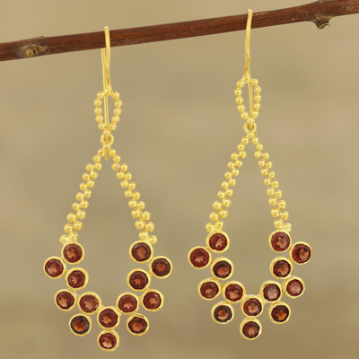Granat-Baumelohrringe, 'Brilliant Tears in Red' - Ohrringe aus vergoldetem Sterlingsilber mit Granat-Tropfen