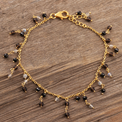 Vergoldetes Charm-Armband mit mehreren Edelsteinen - Vergoldetes Charm-Armband mit mehreren Edelsteinen aus Indien
