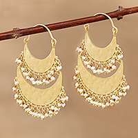 Pendientes de aro de perlas cultivadas, 'Magnificent Crescents' - Pendientes de aro de media luna chapados en oro de 22 quilates con perlas cultivadas