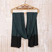 Mantón de mezcla de lana y seda, 'Starry Skies' - Mantón tejido de lana y seda en color turquesa y negro