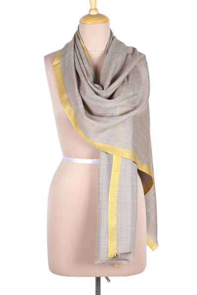 Schal aus Wolle und Seide, 'Sonne und Wolken' - Indischer, handgefertigter Schal aus grauer und gelber Wolle