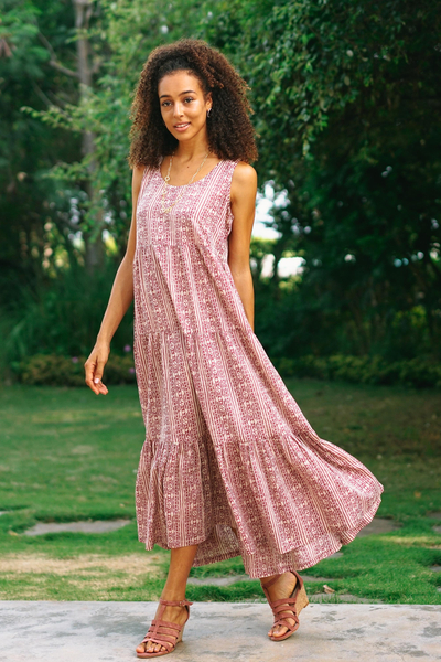 Gestuftes Sommerkleid aus Baumwolle - Hawaiis Maxikleid aus Baumwolle in Beere und Weizen