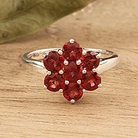 Anillo de cóctel granate, 'Flor atesorada' - Anillo de cóctel floral granate de la India