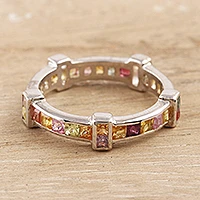 Saphir-Bandring, „Colorful Treasure“ – rhodinierter Saphir-Bandring im Channel-Set