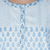Tunika aus Baumwolle mit Blockdruck - Weißes Baumwolloberteil mit Blockdruck und schwarzen und blauen Akzenten